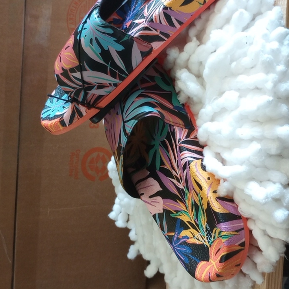 Slides, beautiful tropical print,
